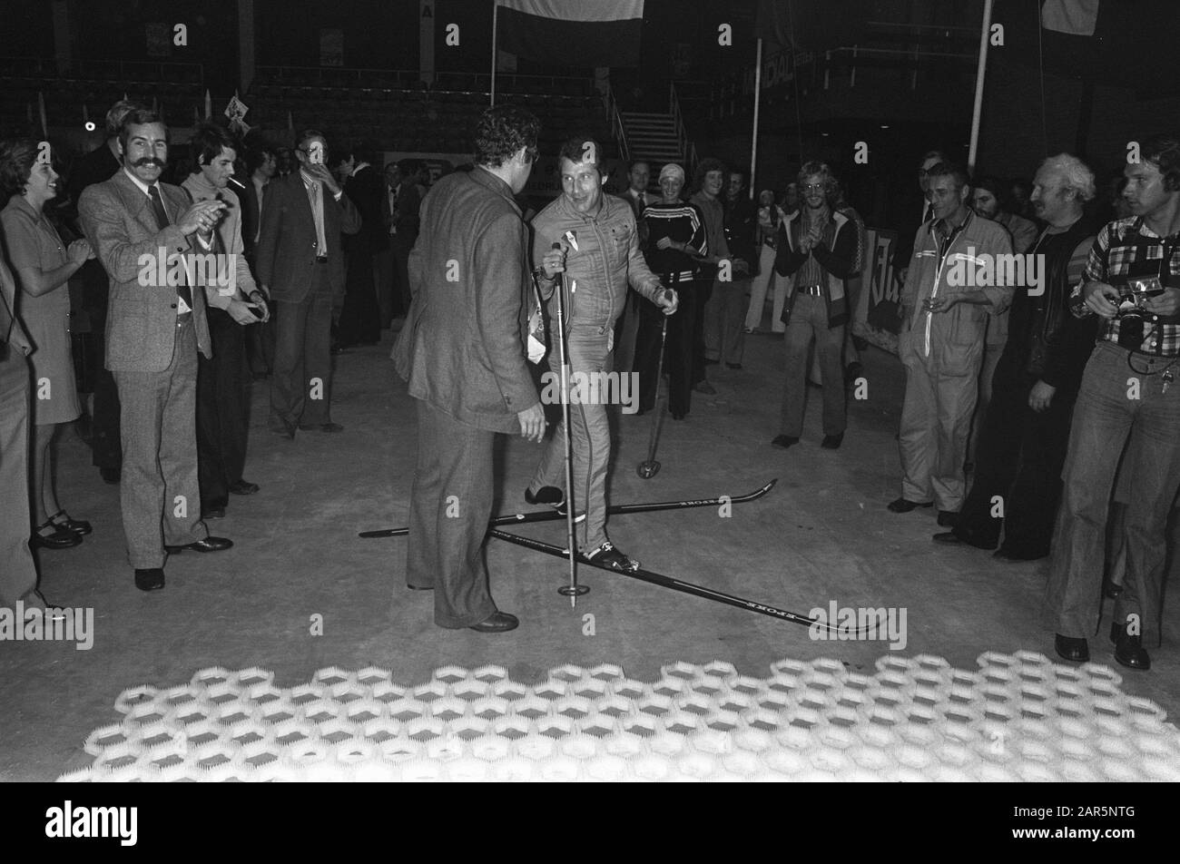 Kees Verkerk apre pista da sci di plastica (Parool) Data: 13 settembre 1975 Parole Chiave: Aperture, piste da sci Nome personale: Verkerk, Kees Nome istituto: Parool, The Foto Stock