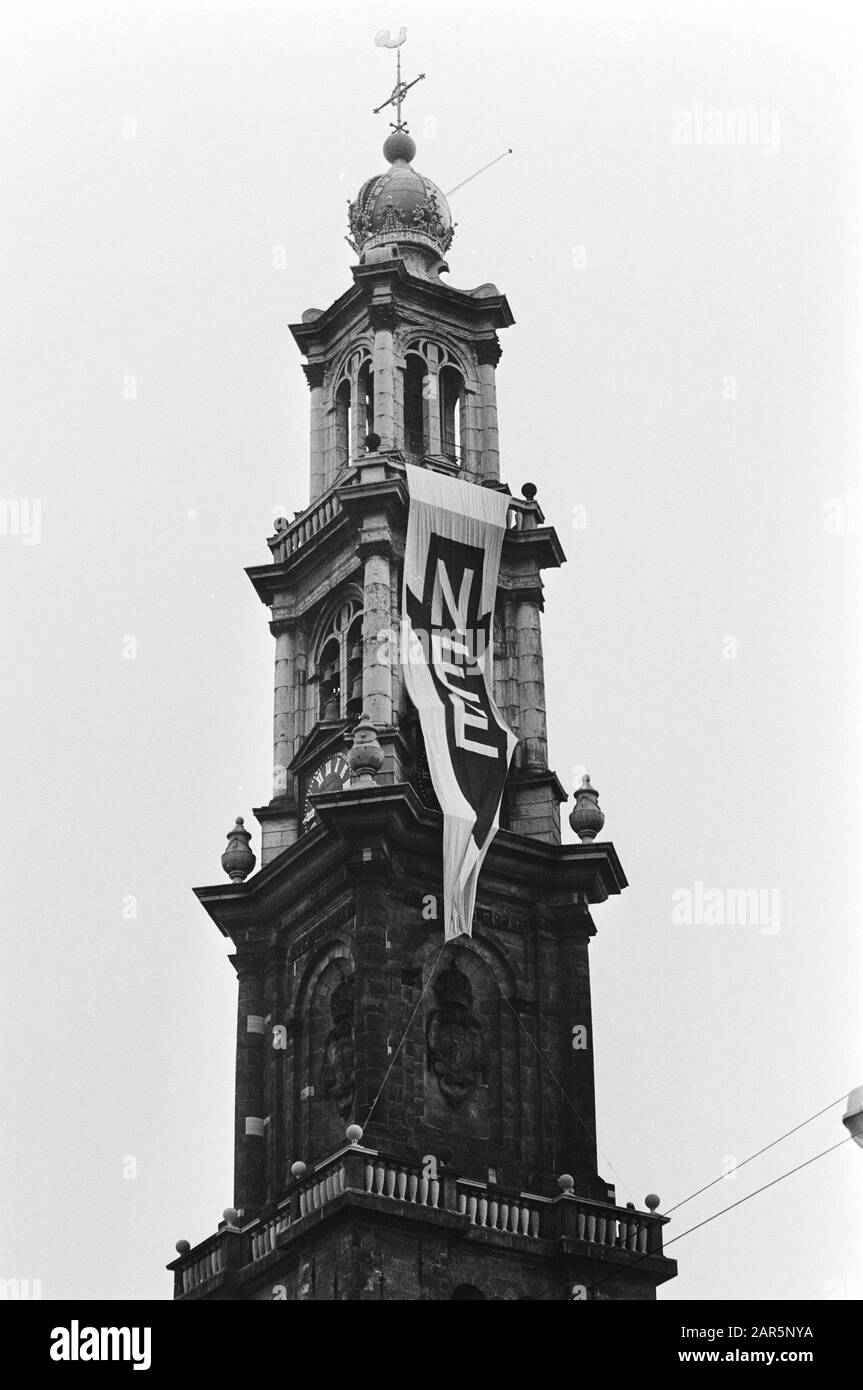 Bannel No alle armi nucleari in connessione con la serie televisiva IKON Fame al Westertoren di Amsterdam edifici, torri, banner, movimento anti-armi nucleari, programmi televisivi Data: 18 aprile 1983 luogo: Amsterdam, Noord-Holland Parole Chiave: Movimento anti-armi nucleari, edifici di chiesa, banner, programmi televisivi, torri nome istituzione: Westertoren Foto Stock