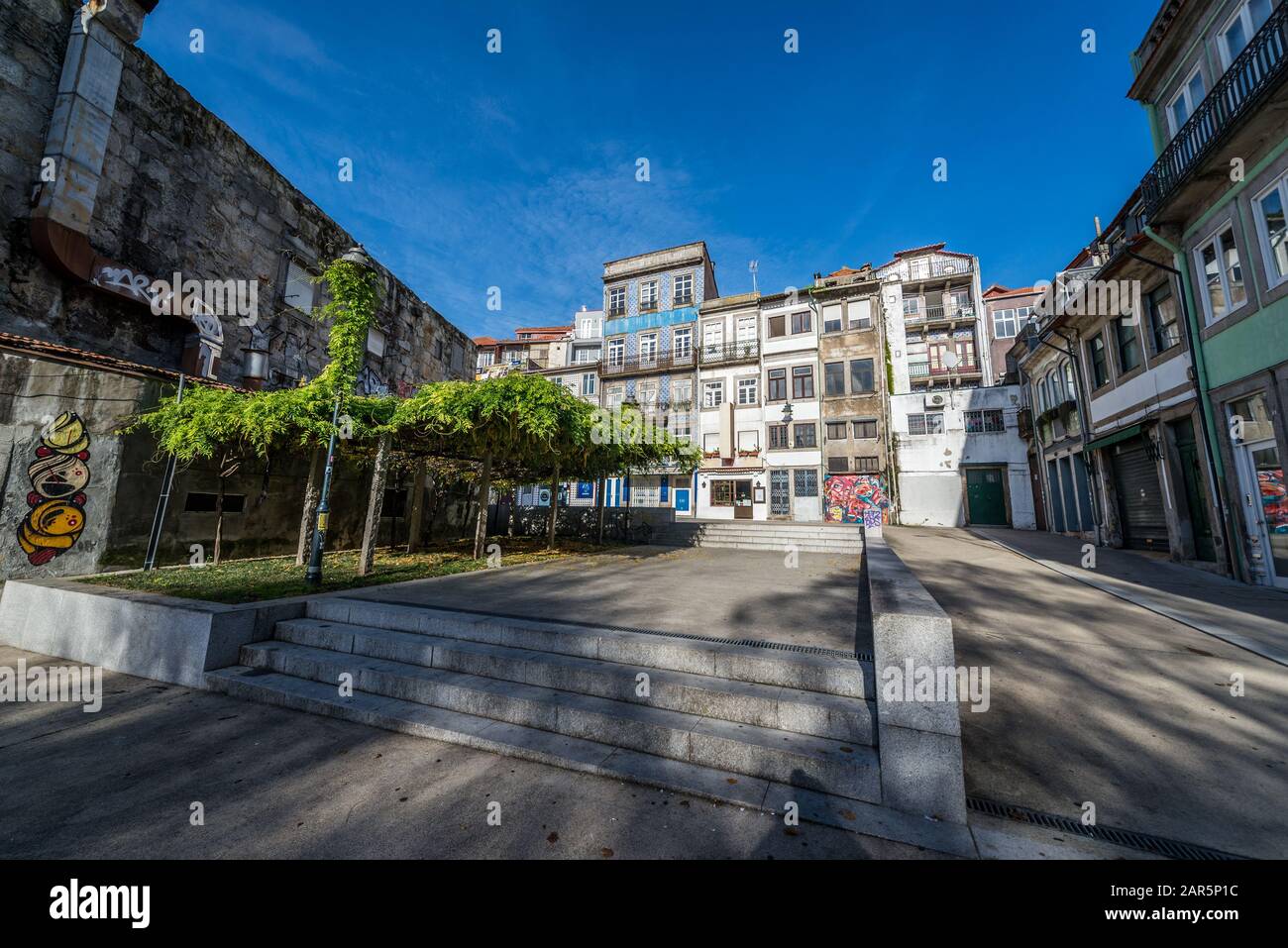 Edifici residenziali in Santo Ildefonso distretto della città di Porto sulla Penisola Iberica, la seconda più grande città in Portogallo Foto Stock