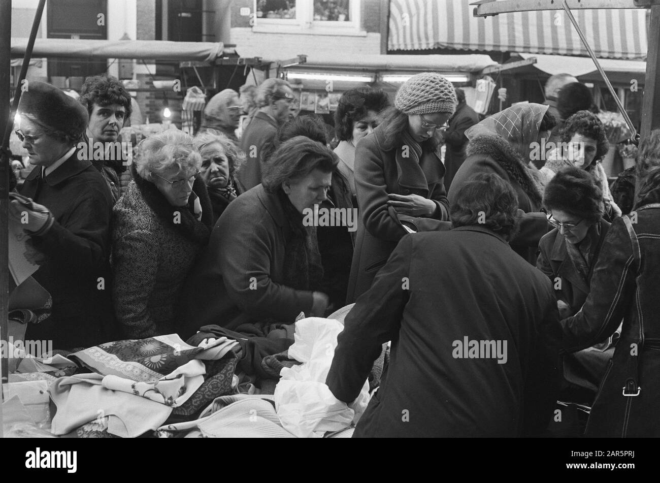 Christmas shopping on Albert Cuypmarkt Data: 19 dicembre 1972 Parole Chiave: CHRISTIS PROCESS Nome utente: Albert Cuypmarkt Foto Stock