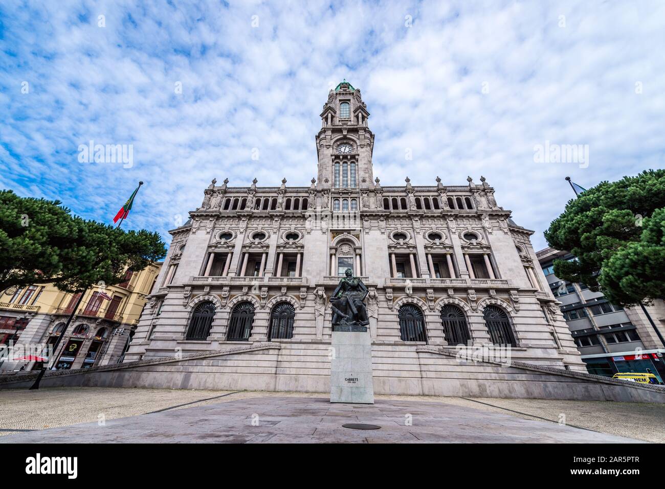 Statua del poeta portoghese, drammaturgo, scrittore e uomo politico Almeida Garrett di fronte a Porto City Hall, Portogallo Foto Stock