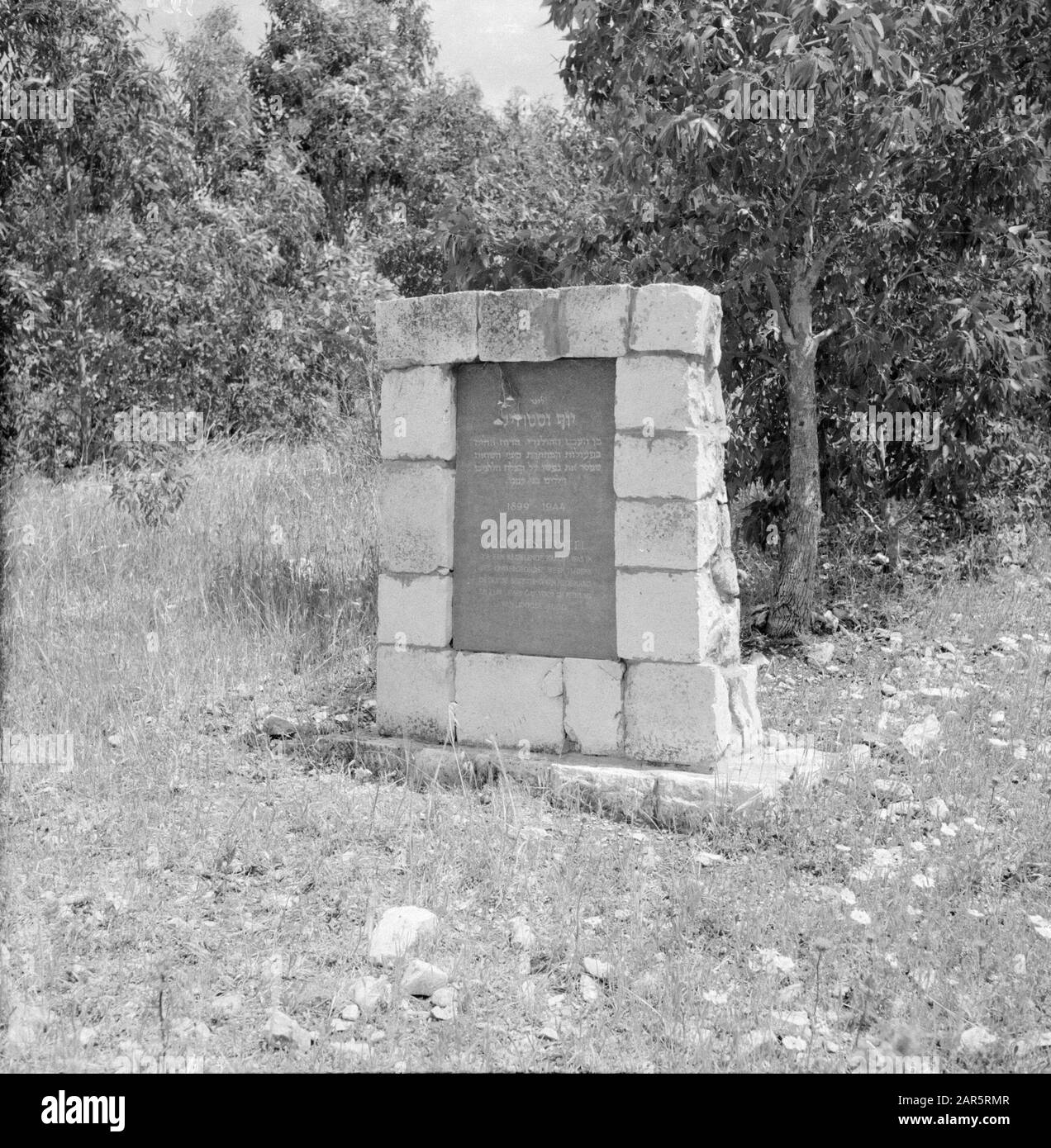 Israele 1964-1965. Gal'ed Kibbutz Gal'ed. Monumento al resistenza olandese Joop Westerweel, morto nel 1944 Data: 1 gennaio 1960 luogo: Gal'ed, Israele Parole Chiave: Persecuzione degli ebrei, memoriali, kibbutz, combattenti resistenza Nome personale: Westerweel, Joop Foto Stock