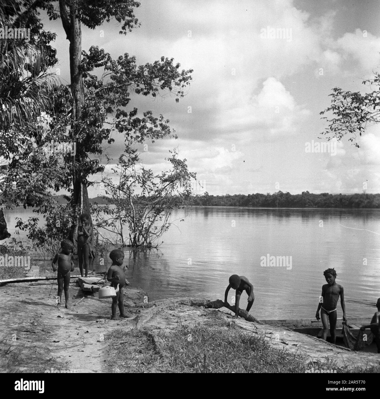 Viaggio in Suriname e Antille Olandesi Bambini sulle rive del Marowijnerievier vicino Langetabbetje in Suriname Data: 1947 Località: Langatabbetje, Marowijne, Suriname Parole Chiave: Bambini, fiumi Foto Stock