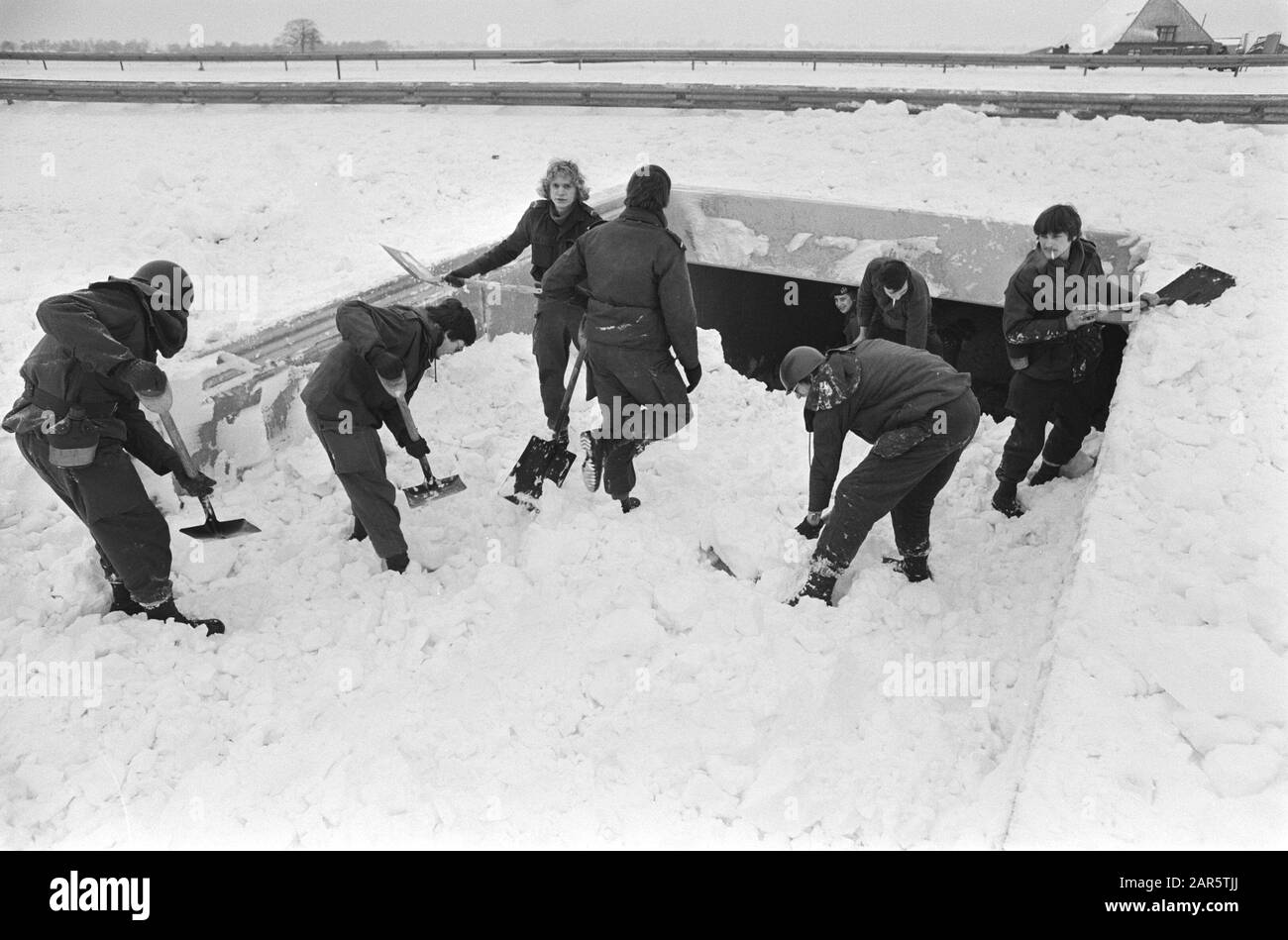 Pulizia neve da parte dei soldati a Leeuwarden Bambini aiutare con Data: 18 Febbraio 1979 posizione: Friesland, Leeuwarden Parole Chiave: Bambini, soldati, neve, snowthrowers Foto Stock