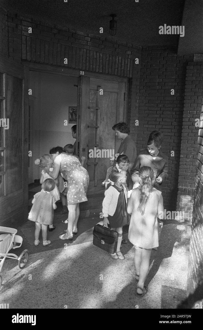 Per la prima volta alla grande scuola Bambini e madri all'ingresso della scuola Data: 12 agosto 1968 Parole Chiave: Scuole, scolaresche Foto Stock