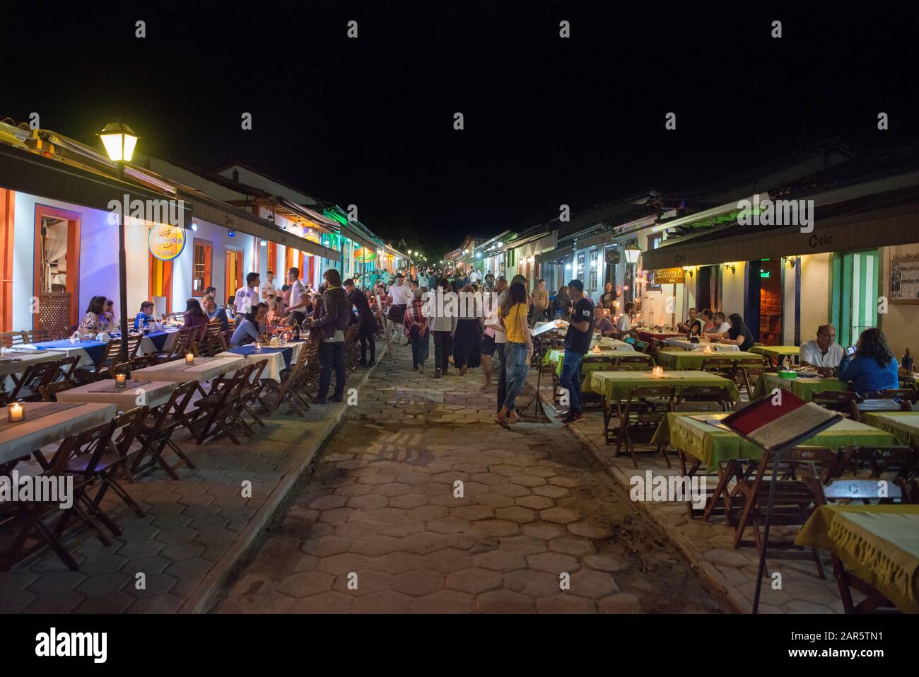 Pirenópolis, Goiás, Brasile. 18th luglio 2019. Vita notturna a Rua do Lazer a Pirenópolis. Turisti e ristoranti aperti di sera. Foto Stock