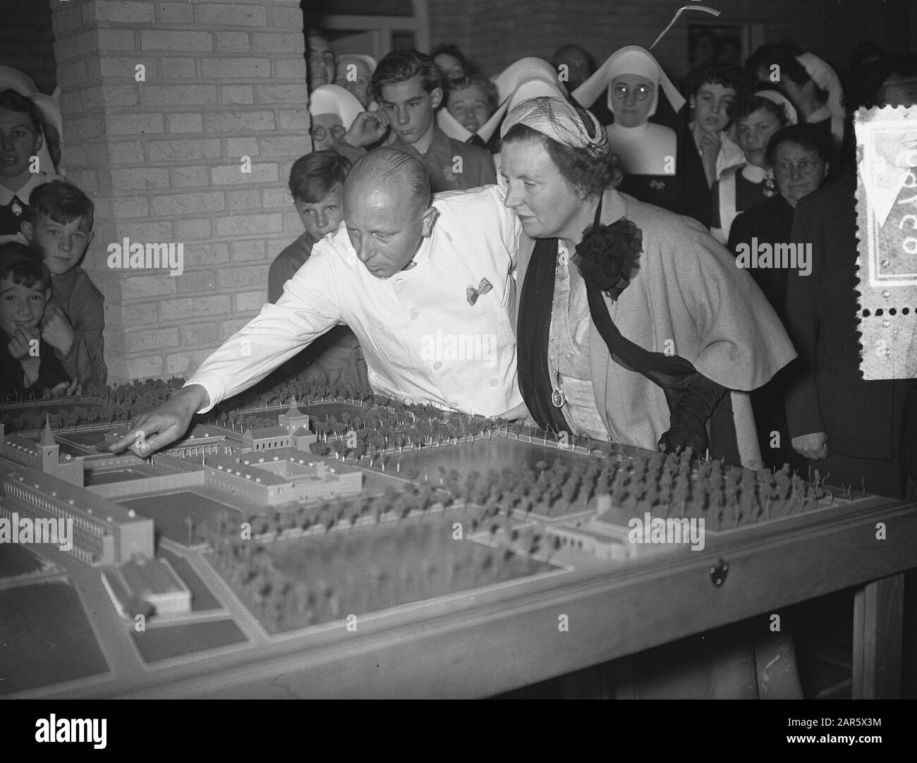 Queen Juliana apre sanatorium de Klokkenberg in Breda Queen Juliana guarda il modello Annotazione: Gli architetti del Klokkenberg sono C.H. de Beaver e C.M. van Moorsel Data: 7 luglio 1954 luogo: Breda, Noord-Brabant Parole Chiave: Modelli, sanatoriums Nome personale: Juliana, queen Foto Stock