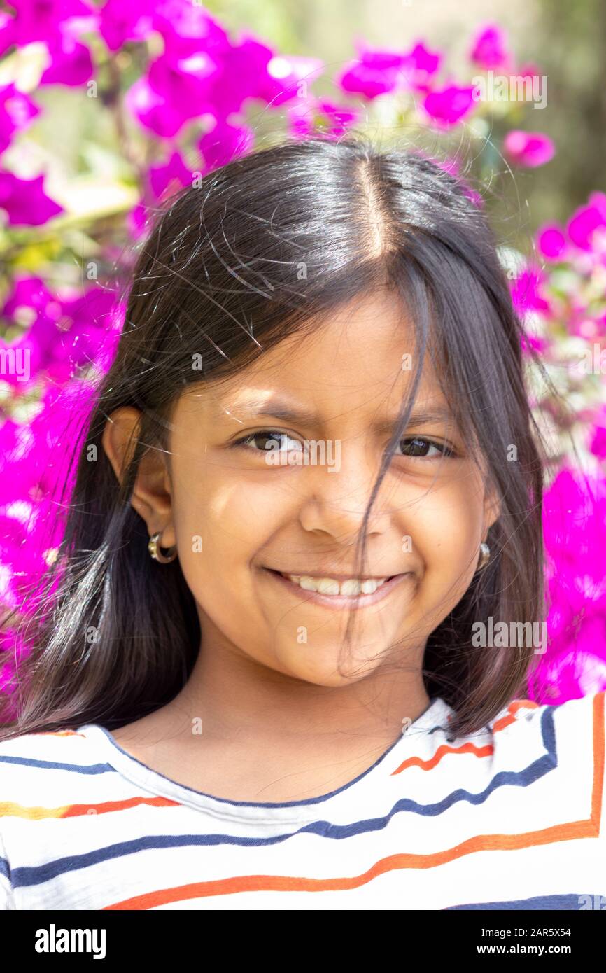 Carino sorridente ragazza bruna con camicia a righe Foto Stock