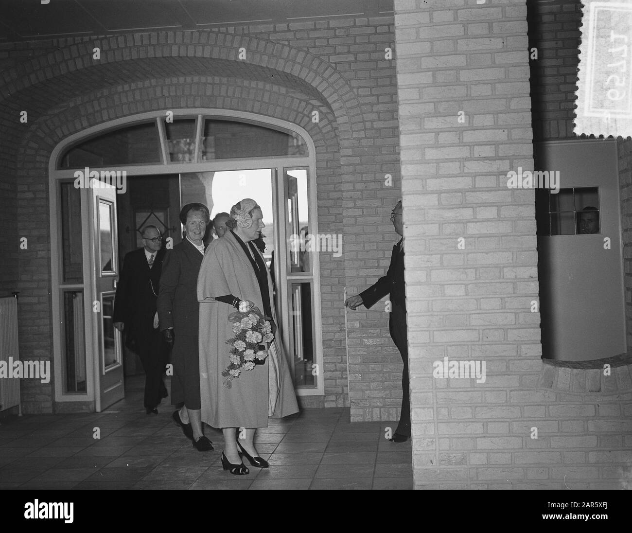Queen Juliana apre sanatorium de Klokkenberg in Breda Queen Juliana Annotazione: Gli architetti del Klokkenberg sono C.H. de Bever e C.M. van Moorsel Data: 7 luglio 1954 luogo: Breda, Noord-Brabant Parole Chiave: Sanatoria Nome personale: Juliana, queen Foto Stock