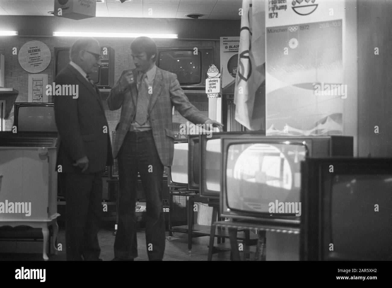 Set TV a colori nella finestra del negozio Data: 3 agosto 1972 Parole Chiave: Vetrine, televisori Foto Stock