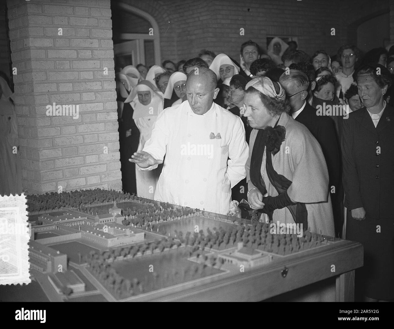 Queen Juliana apre sanatorium de Klokkenberg in Breda Queen Juliana ottiene la spiegazione del modello Annotazione: Gli architetti del Klokkenberg sono C.H. de Beaver e C.M. van Moorsel Data: 7 luglio 1954 luogo: Breda, Noord-Brabant Parole Chiave: Modelli, sanatoriums Nome personale: Juliana, queen Foto Stock
