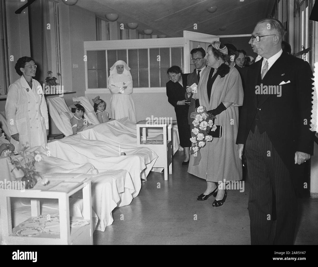Queen Juliana apre sanatorium de Klokkenberg in Breda Queen Juliana parla con i pazienti Annotazione: Gli architetti del Klokkenberg sono C.H. de Beaver e C.M. van Moorsel Data: 7 luglio 1954 luogo: Breda, Noord-Brabant Parole Chiave: Modelli, sanatoriums Nome personale: Juliana, queen Foto Stock