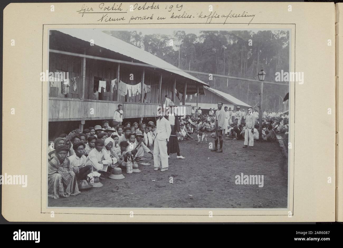 Album fotografico Deli Maatschappij: Imprese Boekit Malintang/Aer Puetih Coolies della piantagione di caffè presso la società Aer Puetih a Sumatra per il loro nuovo soggiorno Annotazione: Iscrizione: Ajer Putih Ottobre 1929 nuovo pondok e coolies - coffee Department' Data: Ottobre 1929 luogo: Aer Putih, Air Putih, Sumatra Parole Chiave: Lavoratori, piantagioni Foto Stock