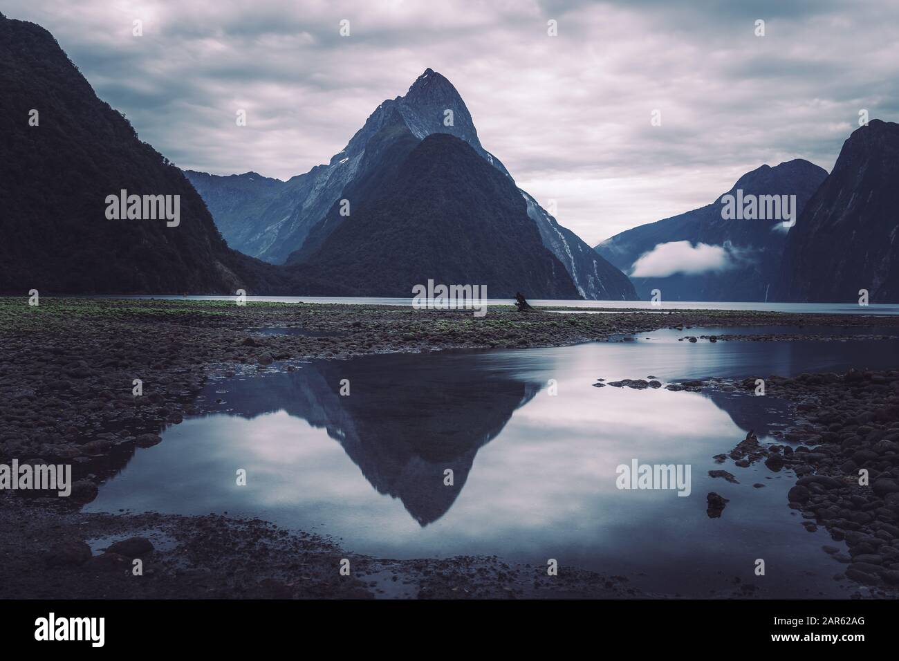 Tramonto mozzafiato a Milford Sound, Nuova Zelanda. Foto Stock