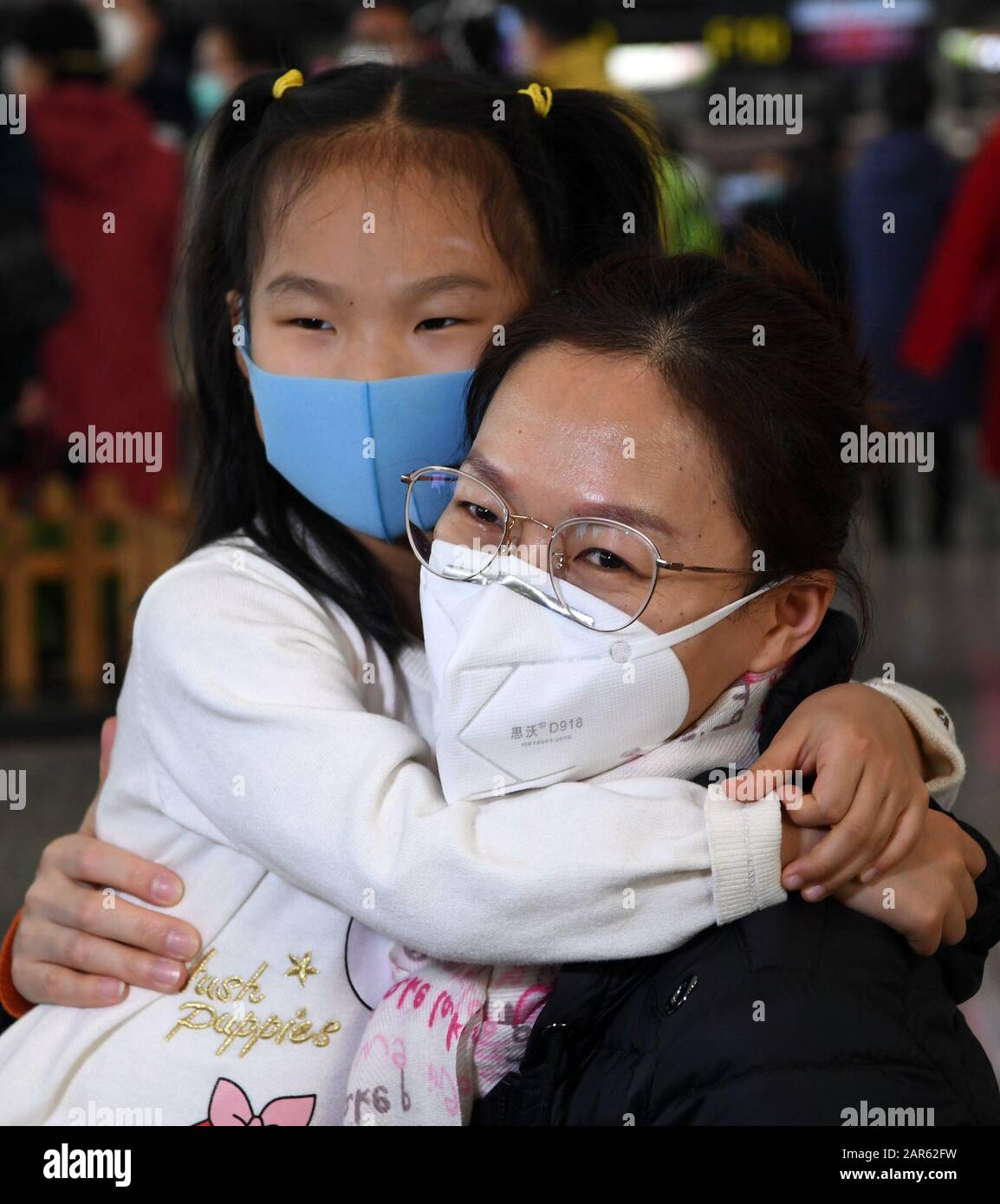 Tianjin, Cina. 26th Gen 2020. L'infermiera Xing Rui abbraccia sua figlia prima della sua partenza all'Aeroporto Internazionale di Tianjin Binhai a Tianjin, Cina del nord, il 26 gennaio 2020. Una squadra composta da 138 membri di 32 ospedali a Tianjin partì per Wuhan la domenica per aiutare gli sforzi di controllo del coronavirus. Credito: Ma Ping/Xinhua/Alamy Live News Foto Stock