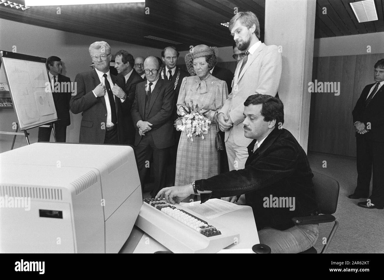 Queen Beatrix apre la nuova costruzione del Centro Computer di Rijks in Apeldoorn Data: 30 maggio 1984 luogo: Apeldoorn, Gelderland Parole Chiave: Centri computer, regine Nome personale: Beatrix, queen Nome istituzione: State Computer Center Foto Stock