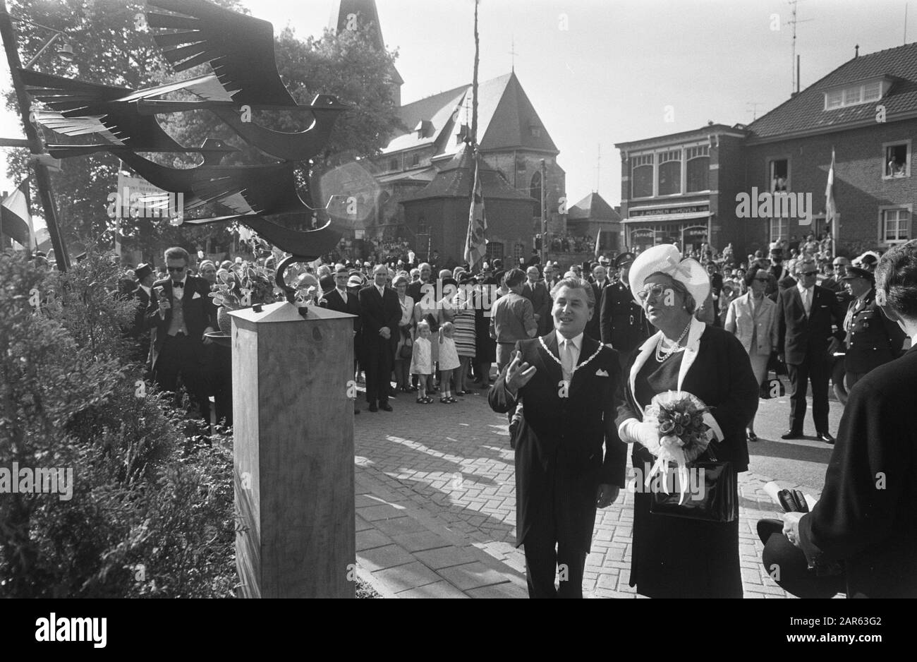 Queen Juliana visita South Limburg in occasione della commemorazione di 25 anni di liberazione: La regina Juliana rivela il monumento di liberazione in Noorbeek Annotazione: Il progettista del monumento è Stef Eymael, Jef Wanders si è cura della esecuzione Data: 13 settembre 1969 posizione: Limburg, Noorbeek Parole Chiave: Sindaci, regine, rivelazioni, monumenti di guerra Nome personale: Juliana (regina Olanda) Foto Stock
