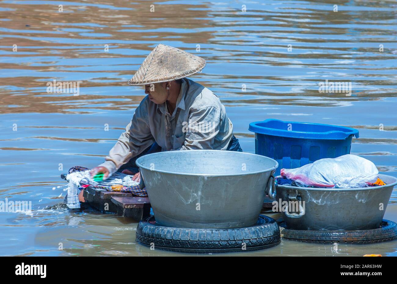 Donna in un villaggio vicino al lago Inle Myanmar Foto Stock