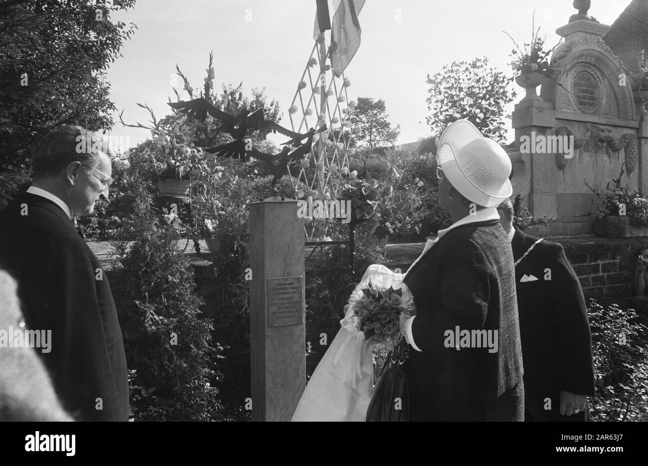Queen Juliana visita South Limburg in occasione della commemorazione di 25 anni di liberazione: La regina Juliana rivela il monumento di liberazione in Noorbeek Annotazione: Il progettista del monumento è Stef Eymael, Jef Wanders si è cura della esecuzione Data: 13 settembre 1969 posizione: Limburg, Noorbeek Parole Chiave: Commemorazioni, regine, monumenti, rivelazioni, monumenti di guerra Nome personale: Juliana (Regina Olanda) Foto Stock