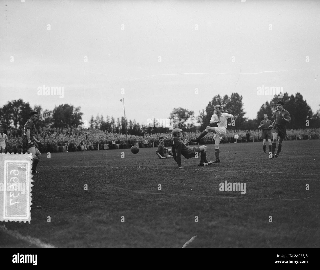 Calcio. Primo gioco pro. Alkmaar contro Venlo (3-0), momenti di gioco Annotation: 2nd Half. Alkmaar ha dovuto cambiare le camicie a causa delle partite di colore (rosso) con Venlo. Data: 14 Agosto 1954 Luogo: Alkmaar, Noord-Holland Parole Chiave: Sport, Calcio Nome Personale: Alkmaar, Venlo Foto Stock