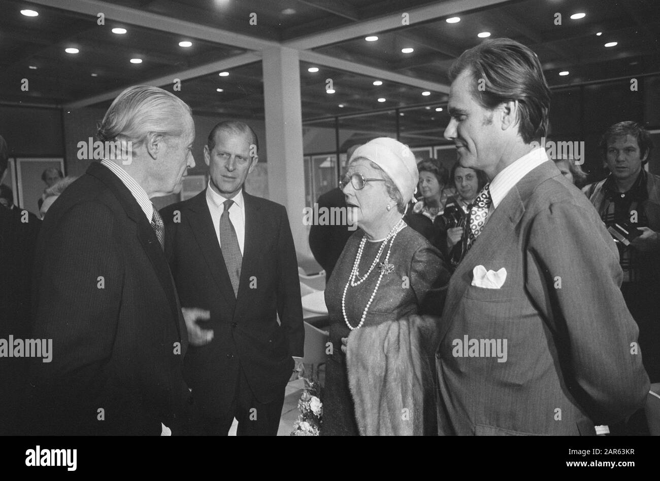 Regina Juliana alla sessione conclusiva del congresso dell'anno del Patrimonio europeo 1975 alla RAI di Amsterdam; v.n.r. Lord Duncan Sandys (prez.) Duca di Edimburgo, Regina Juliana Data: 24 ottobre 1975 luogo: Amsterdam, Noord-Holland Parole Chiave: Congressi, regine, sessioni di chiusura Nome personale: Juliana (Regina Olanda), Sandys, Duncan Institution Nome: Rai Foto Stock