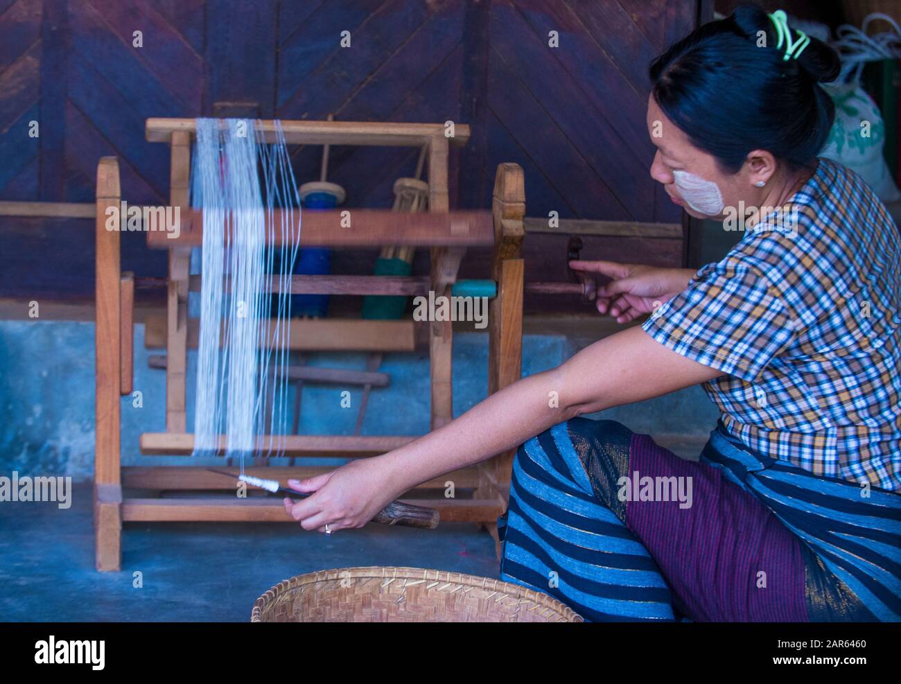 Tessitore birmano in un villaggio vicino a un villaggio vicino al lago Inle Myanmar Foto Stock