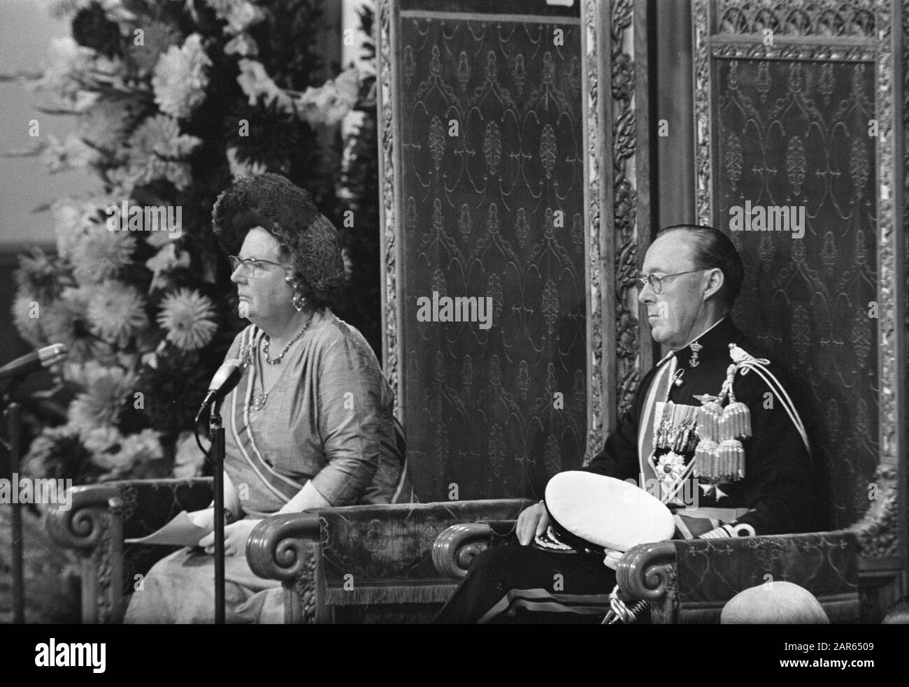 Prinsjesdag 1970 la regina Juliana legge il discorso del Trono nel Ridderzaal, principe di destra Bernhard Data: 15 settembre 1970 luogo: L'Aia, Zuid-Holland Parole Chiave: Regine, principi, discorsi del trono Nome personale: Bernhard (principe Olanda), Juliana (regina Olanda) Nome dell'istituzione: Ridderzaal Foto Stock