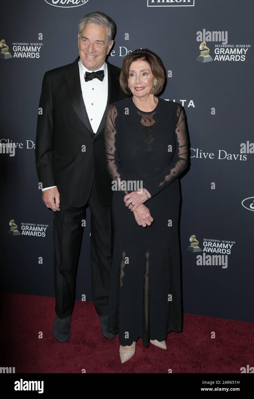 Paul Pelosi, Nancy Pelosi, che cammina sul tappeto rosso al Clive Davis' 2020 Pre-Grammy Gala tenutosi al Beverly Hilton Hotel il 25 gennaio 2020 a Los Angeles, California USA (foto di Parisa Afsahi/Sipa USA) Foto Stock