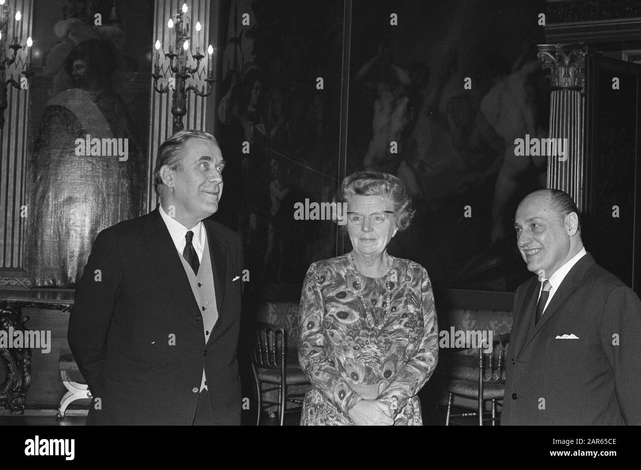 La regina Juliana riceve il dr. M.G. Candau (dir. -gene Organizzazione Mondiale della Sanità) e sulla sinistra Dr. L.A. Kapoio (Dr. Of the Regional [...] Data: 21 febbraio 1972 luogo: L'Aia, Zuid-Holland Parole Chiave: Queens, ricevute Nome personale: Candau, M.G., Juliana, queen, Kapoio, L.A. Nome Dell'Istituto: Huis Ten Bosch Foto Stock