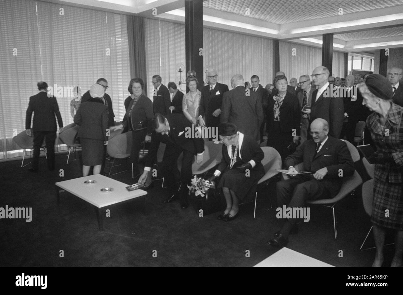 Queen Juliana apre un nuovo edificio Generale Bural Pension Fund a Heerlen Data: 19 ottobre 1973 luogo: Heerlen Parole Chiave: Fondi, PENSIONI, edifici, regine, aperture Nome personale: Juliana (queen Olanda) Foto Stock