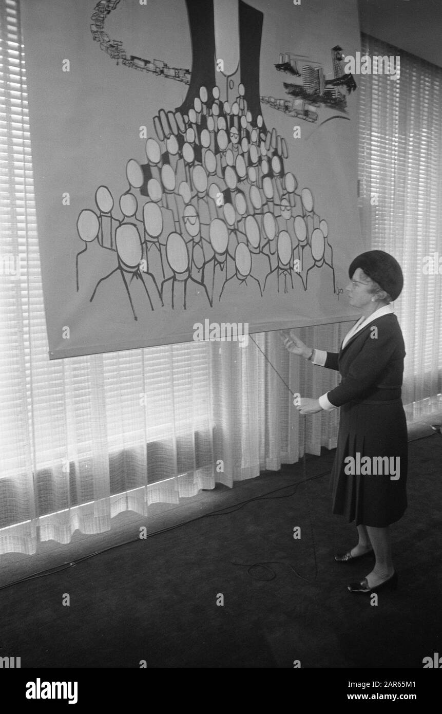 Queen Juliana apre un nuovo edificio Generale Bural Pension Fund a Heerlen Data: 19 ottobre 1973 luogo: Heerlen Parole Chiave: Fondi, edifici, regine, aperture Nome personale: Juliana (queen Olanda) Foto Stock