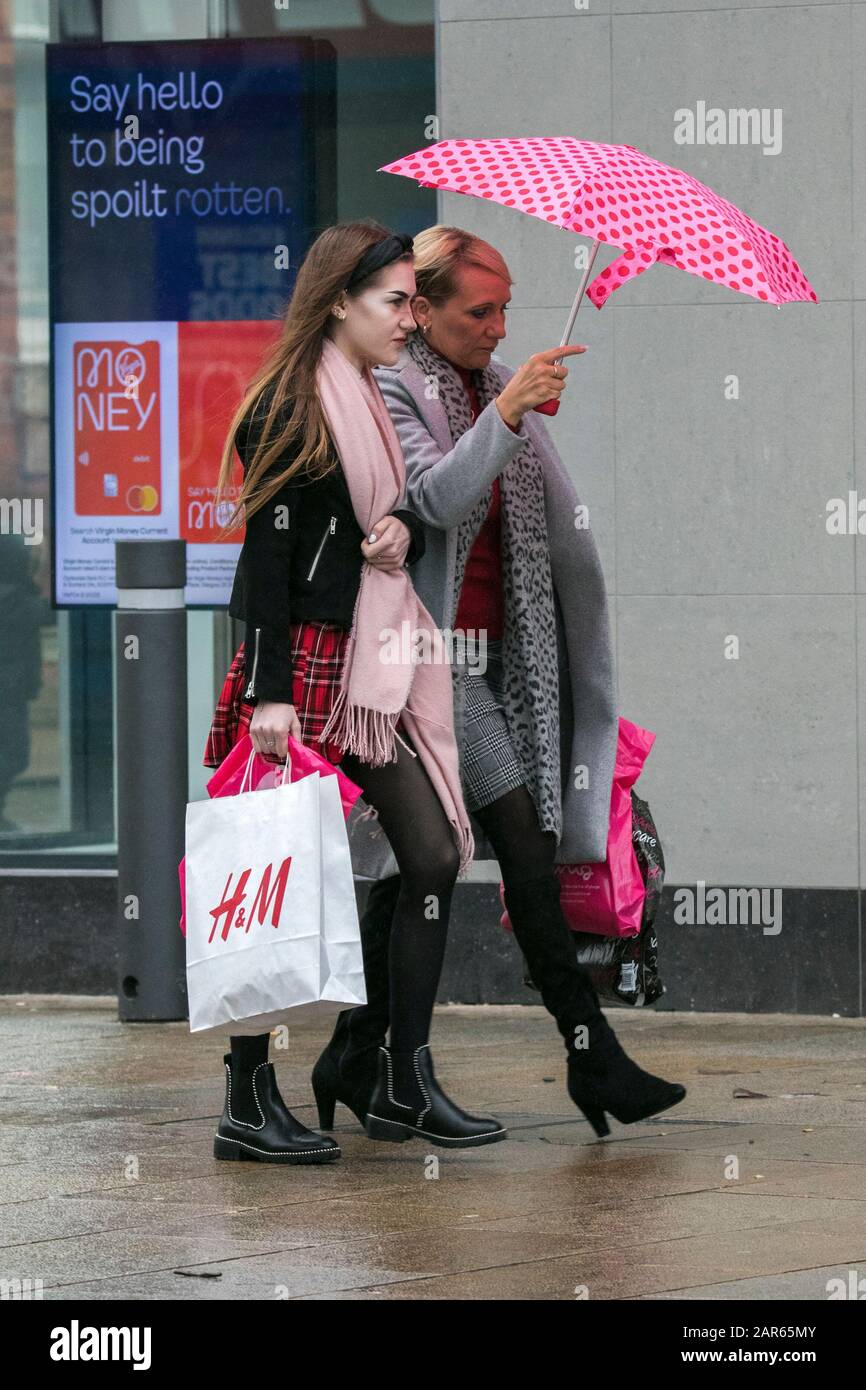 Preston, Lancashire, Regno Unito. 26th gennaio 2020. Le cupe condizioni di grigio continuano mentre le sporadiche docce a pioggia si riversano sugli acquirenti abbastanza coraggiosi da avventurarsi nel centro di Preston City. Credito: Cernan Elias/Alamy Live News Foto Stock
