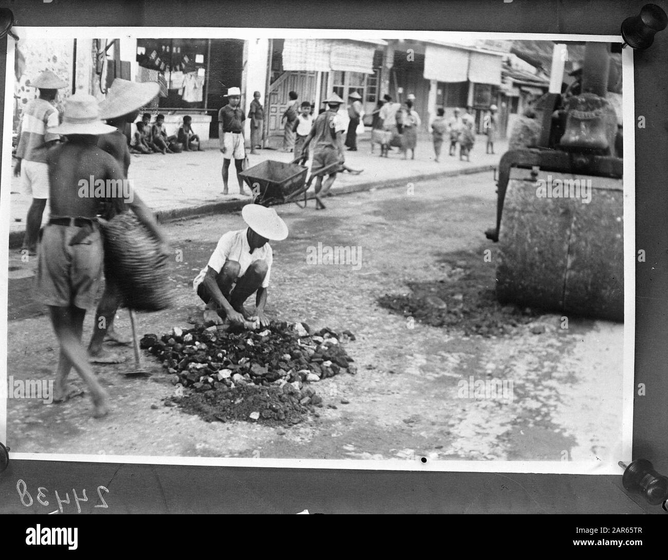 Salatiga. Come ovunque nella zona liberata, le strade di salatiga sono cattive e trascurate. È stato avviato il recupero. I detriti delle abitazioni distrutte dal TNI Data: 1 ottobre 1947 luogo: Indonesia, Indie orientali olandesi Parole Chiave: Recupero, VIE Foto Stock