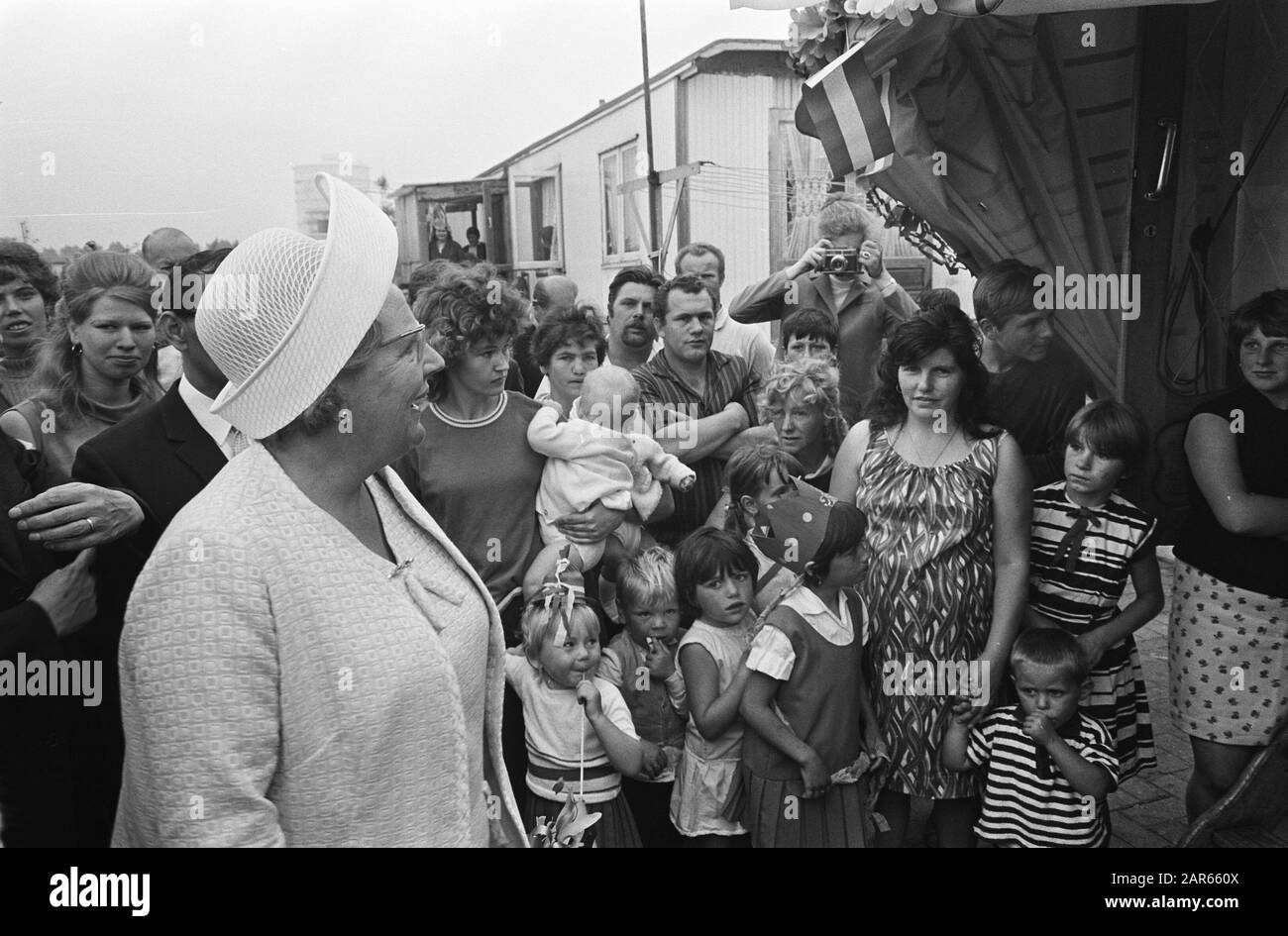 Queen Juliana visita un centro caravan regionale a Utrecht Queen Juliana durante la visita Annotation: Negativity strip nr 7: The camp Date: 24 June 1969 Location: Utrecht (prov) Keywords: Visits, regine, trailer centers Nome personale: Juliana (queen Netherlands), Juliana, Queen Foto Stock