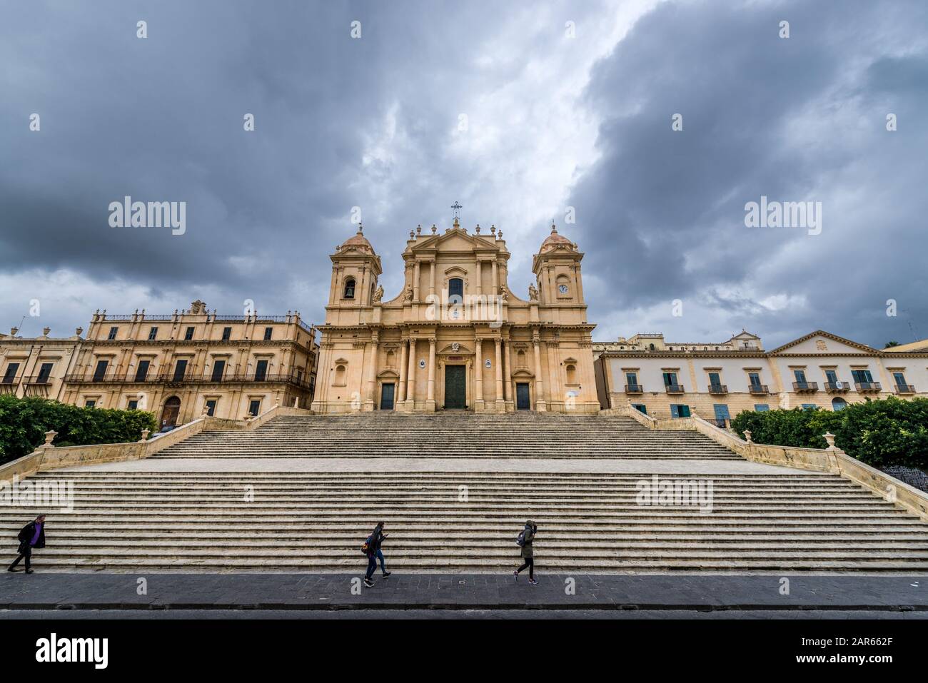 Cattedrale di Noto, dedicata a San Nicola di Myra nella città di Noto, isola di Sicilia in Italia. Palazzo Landolina sulla sinistra e il Palazzo Vescovile di destra sul Foto Stock