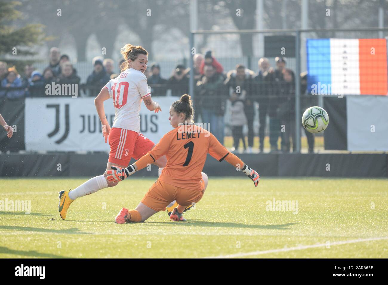 Cristiana Girelli della Juventus segna l'obiettivo di 1-0 durante la Woman Serie A Football Match. Juventus Donne Vs Sassuolo. Juventus Donne ha vinto 2-1 ov Foto Stock