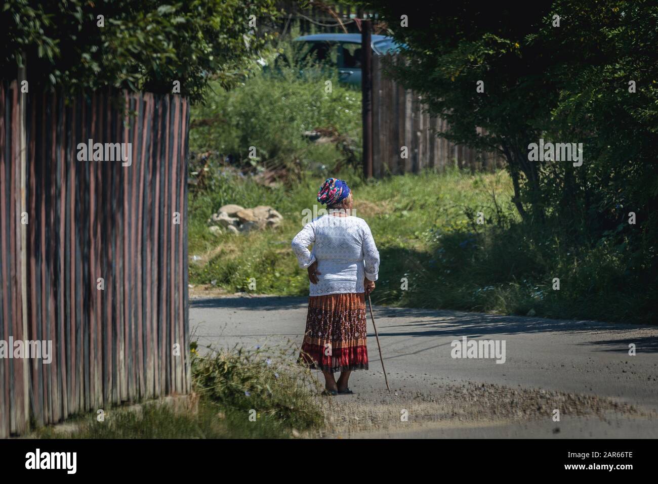 Donna su una strada in villaggio nella contea di Buzau nella regione storica Muntenia della Romania Foto Stock