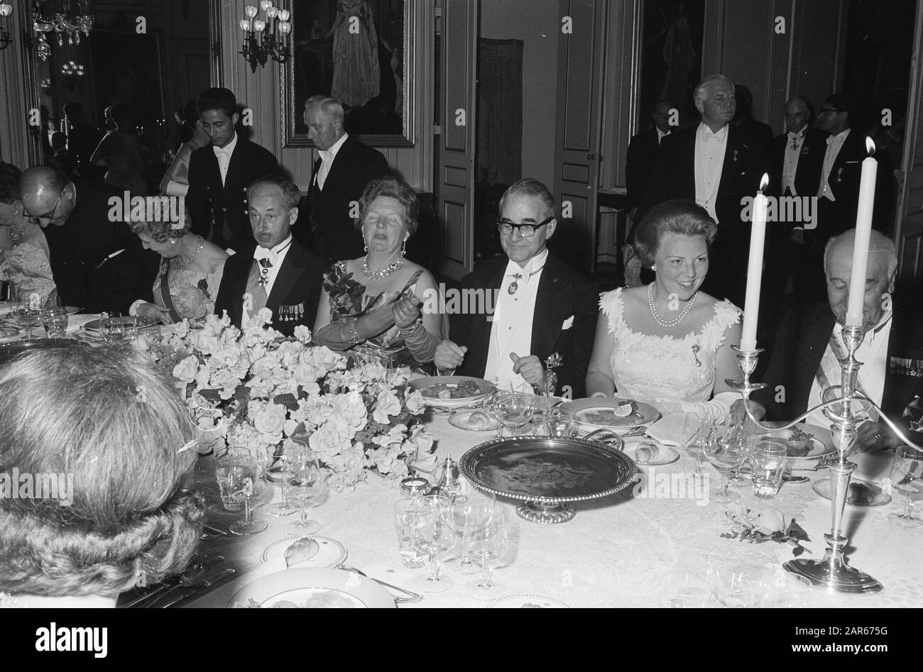 Famiglia reale a cena di Ambasciatore d'inglese del Principe Bernhard, Principessa Irene e la moglie dell'Ambasciatore Lady Noble Data: 14 giugno 1962 Parole Chiave: Ambasciatori, cene, famiglie, Donne Nome personale: Bernhard (Prince Netherlands), Irene, principessa Foto Stock
