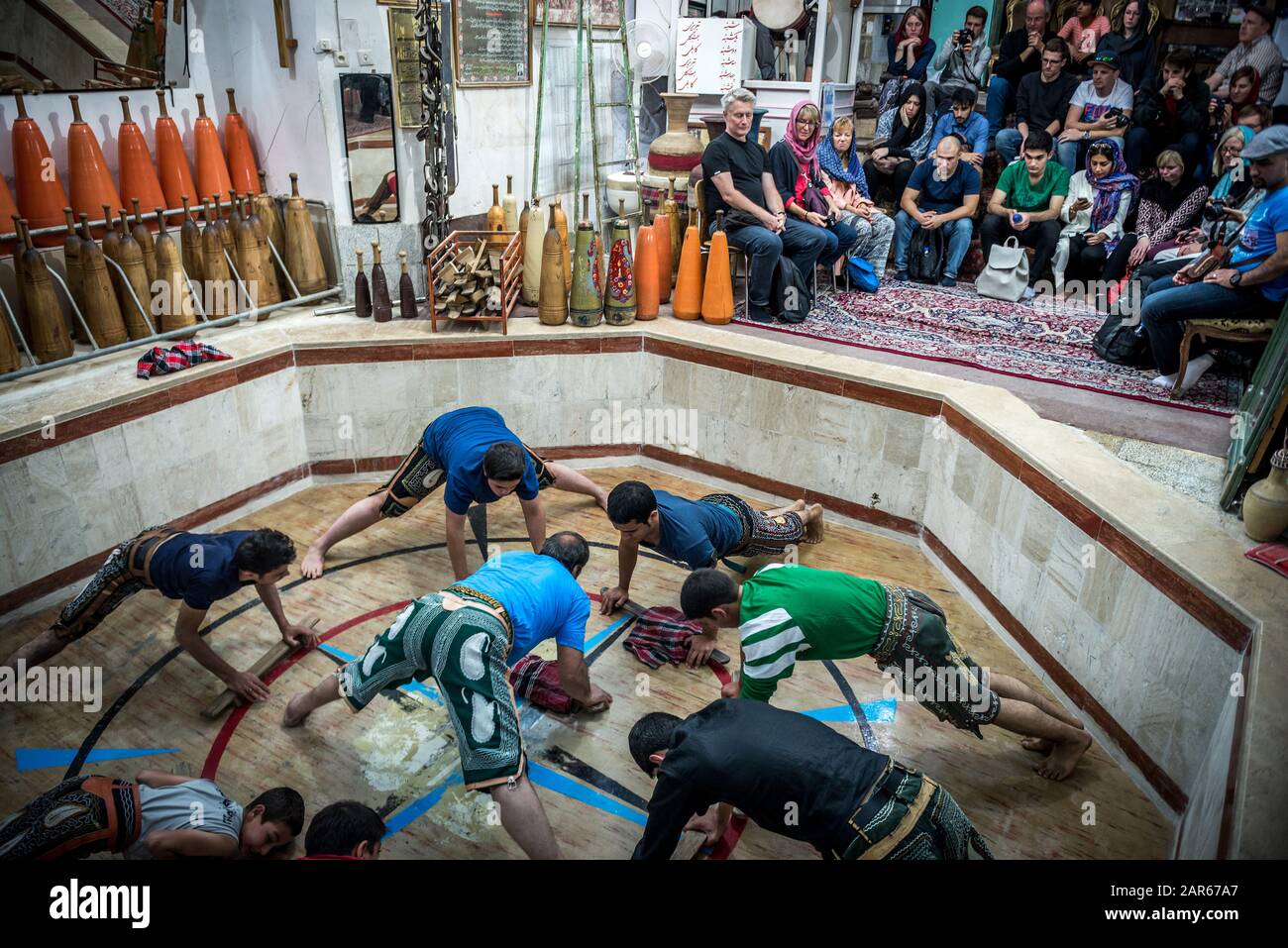 I turisti guarda la sessione di formazione in Zoorkhaneh (casa di forza), tradizionale palestra in Yazd, la capitale della provincia di Yazd dell'Iran Foto Stock