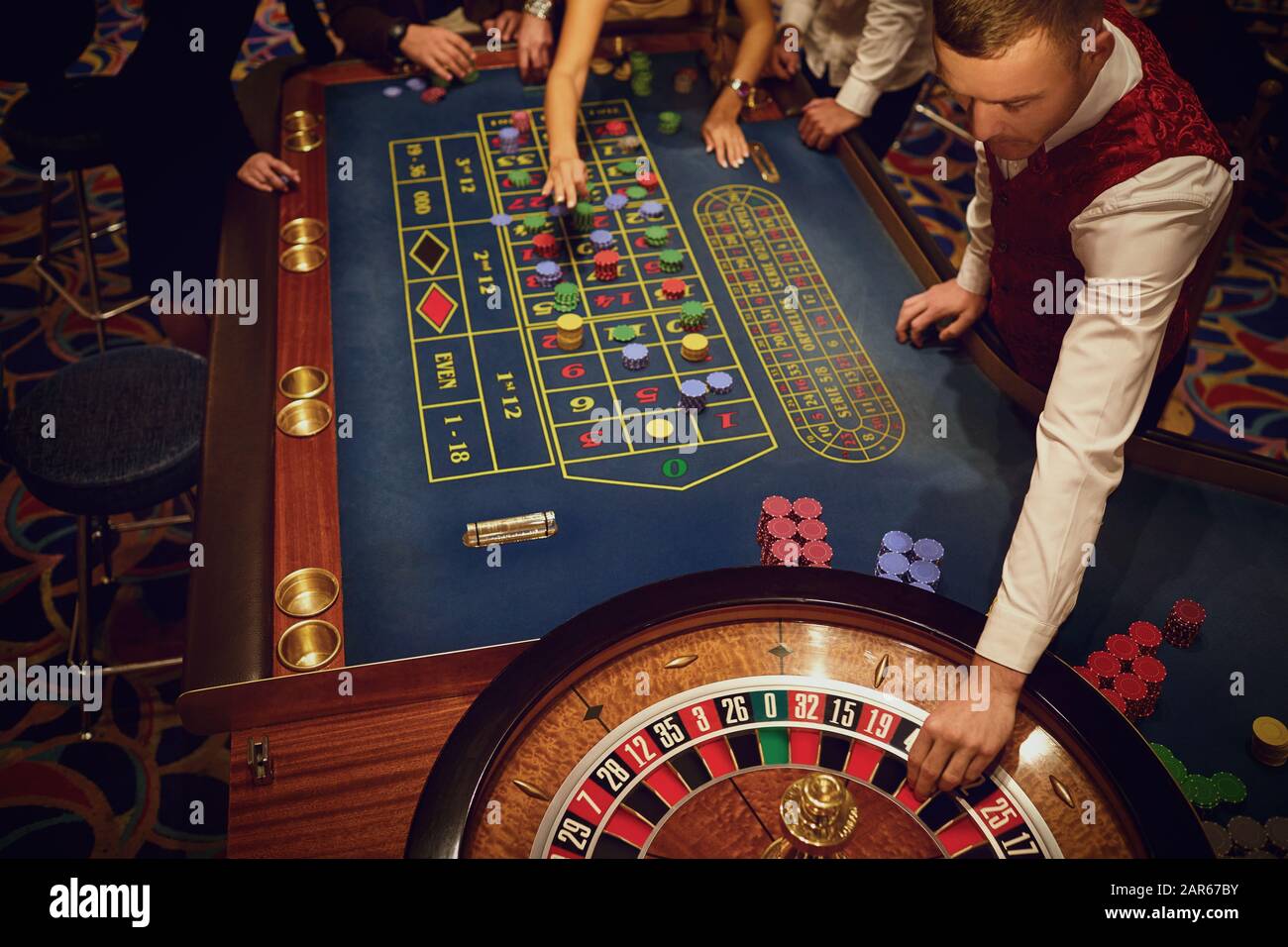 Persone il gioco d'azzardo a roulette poker in un casinò. Foto Stock
