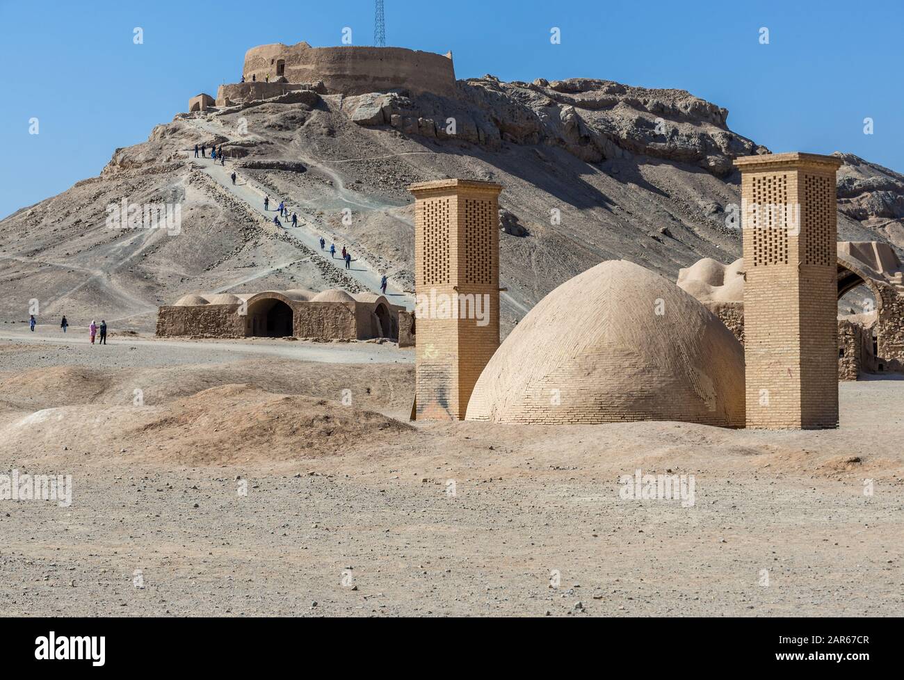 Serbatoio di acqua con vento catturatori sulla zona di Torre zoroastriana di silenzio (visto sullo sfondo), antico luogo di sepoltura in Yazd, Iran Foto Stock