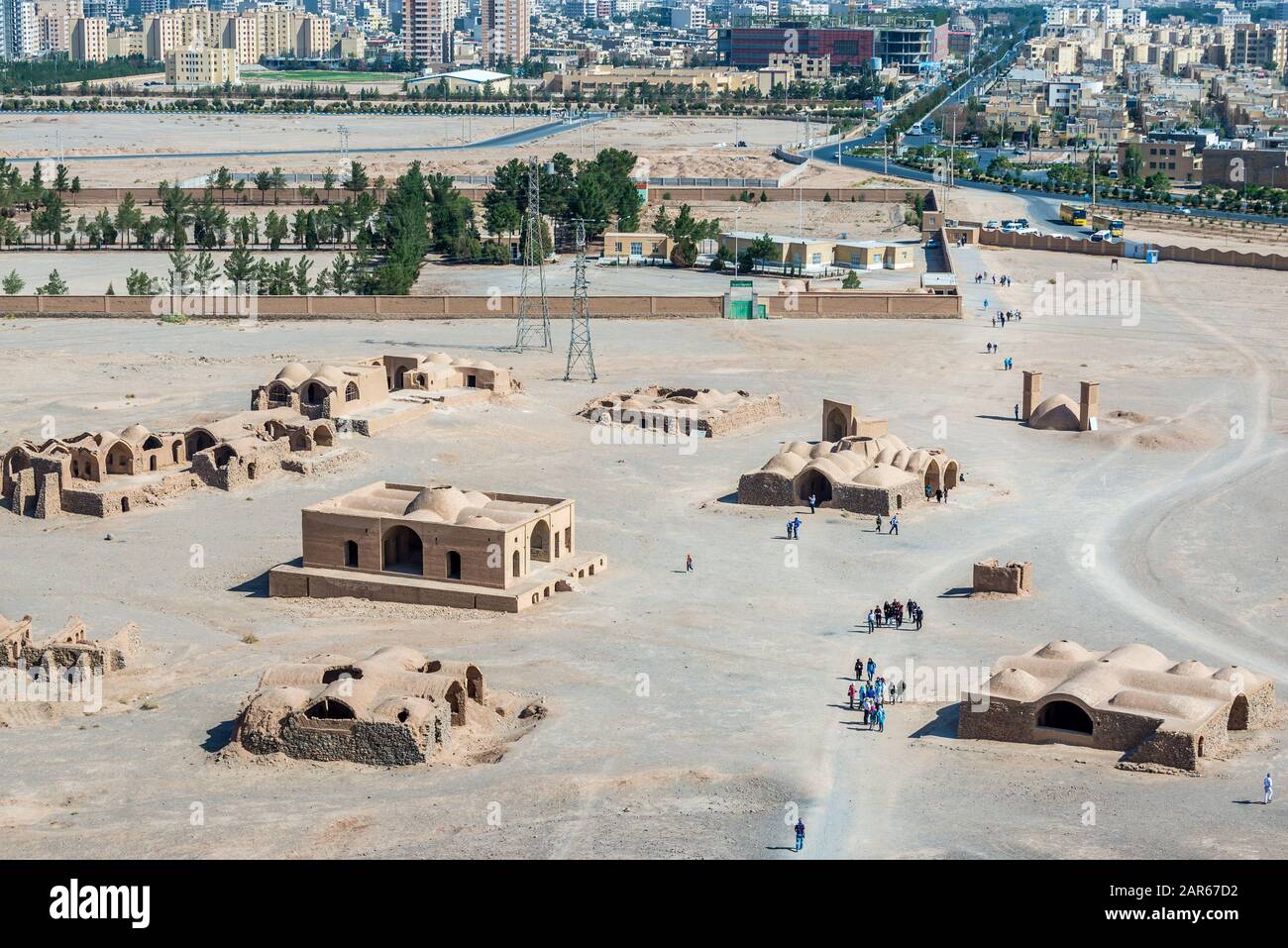 Resti di edifici rituale nella zona di Torre zoroastriana di silenzio, antico luogo di sepoltura in Yazd, capitale della provincia di Yazd in Iran Foto Stock