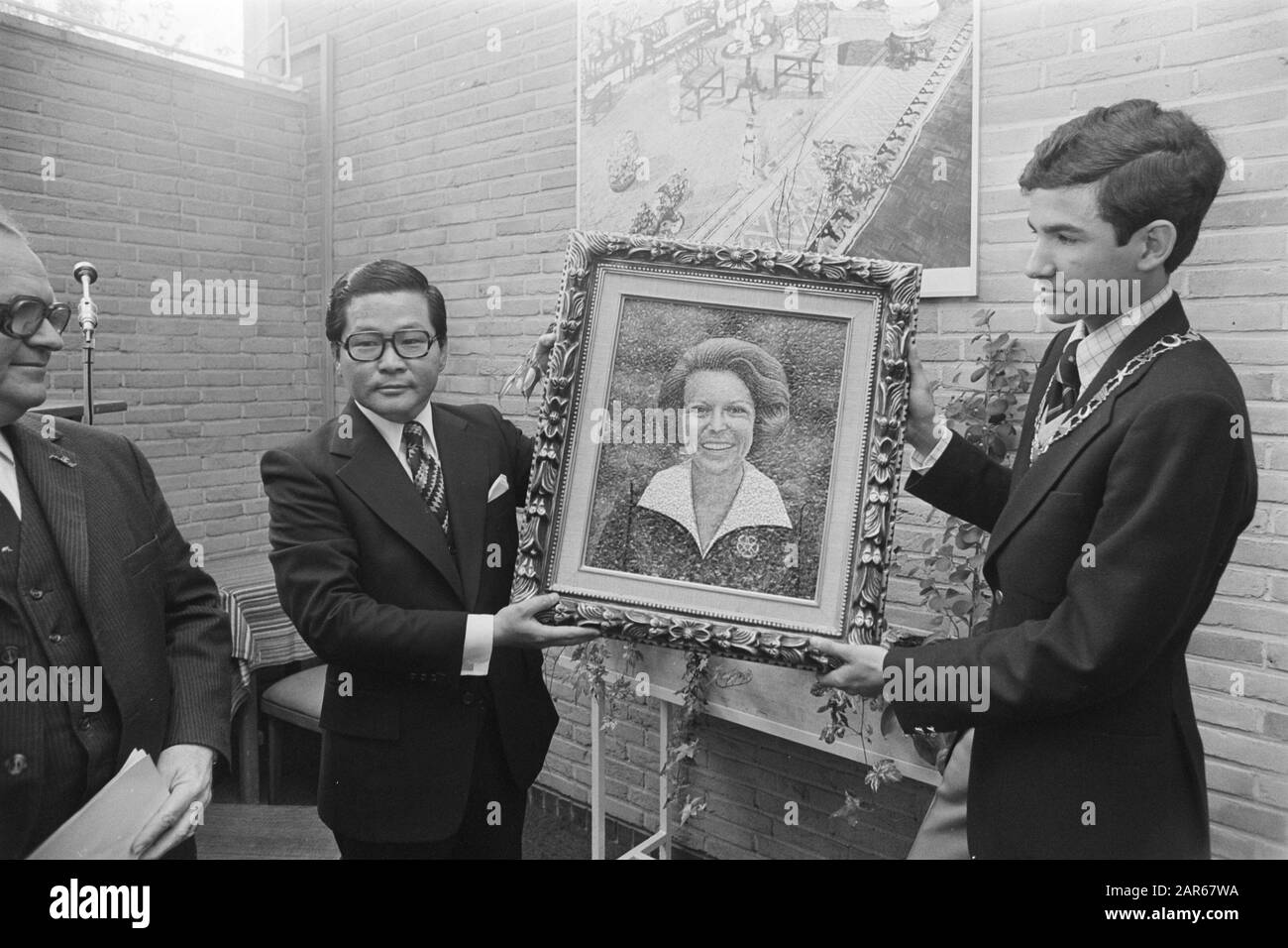 Apertura della mostra coreana a Madurodam; Vice Ministro della Cultura Coreano, Kine Hands mozaik van Beatrix a Jaap de Vries Data: 6 maggio 1977 Parole Chiave: Mostre, consegna Nome personale: Beatrix, principessa, Coreano, Mozaik Foto Stock