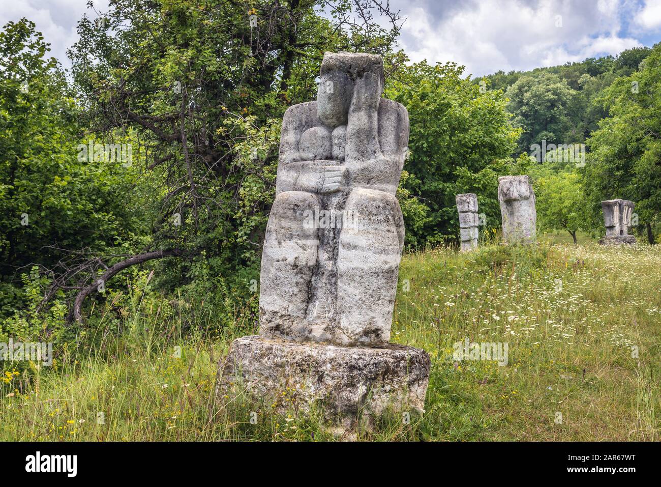 Sculture lasciate dopo Magura Sculpture Camp - evento che ha avuto luogo durante le estati degli anni 1970-1986 a Magura, Buzau County di Romania Foto Stock