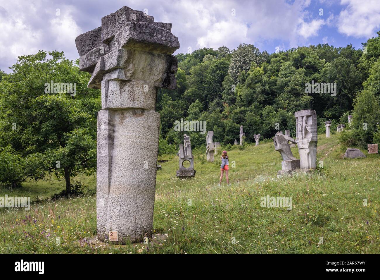 Sculture lasciate dopo Magura Sculpture Camp - evento che ha avuto luogo durante le estati degli anni 1970-1986 a Magura, Buzau County di Romania Foto Stock