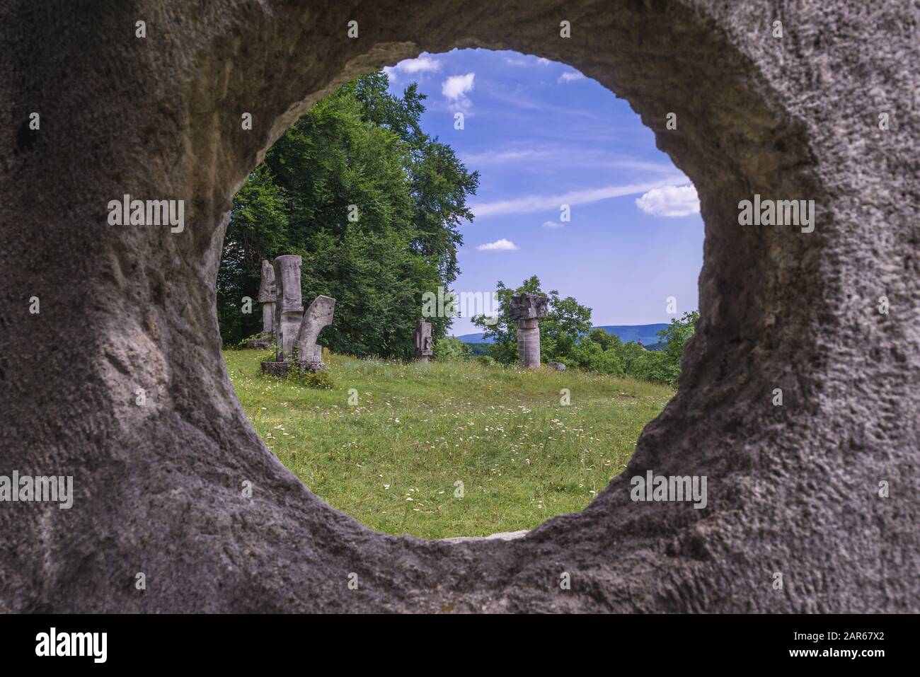 Sculture lasciate dopo Magura Sculpture Camp - evento che ha avuto luogo durante le estati degli anni 1970-1986 a Magura, Buzau County di Romania Foto Stock