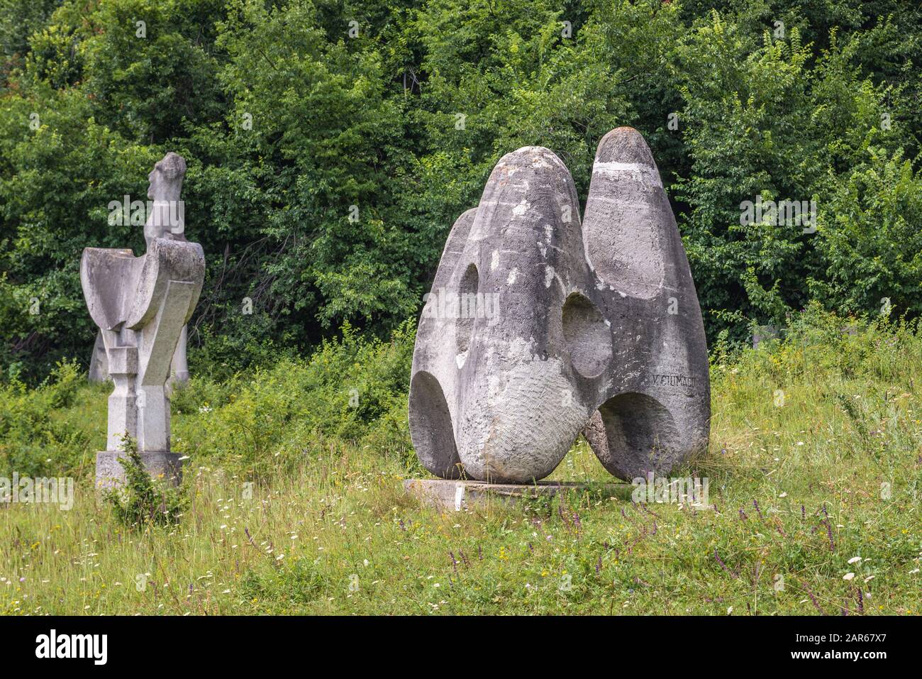 Sculture lasciate dopo Magura Sculpture Camp - evento che ha avuto luogo durante le estati degli anni 1970-1986 a Magura, Buzau County di Romania Foto Stock