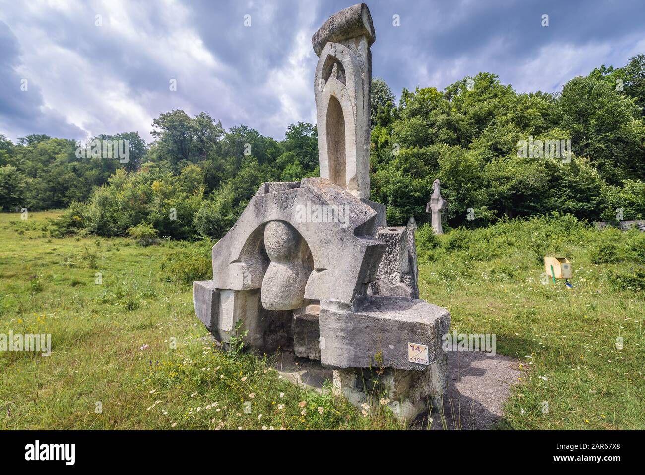 Scultura in pietra lasciata dopo Magura Sculpture Camp - evento che ha avuto luogo durante le estati degli anni 1970-1986 a Magura, Buzau County, Romania Foto Stock