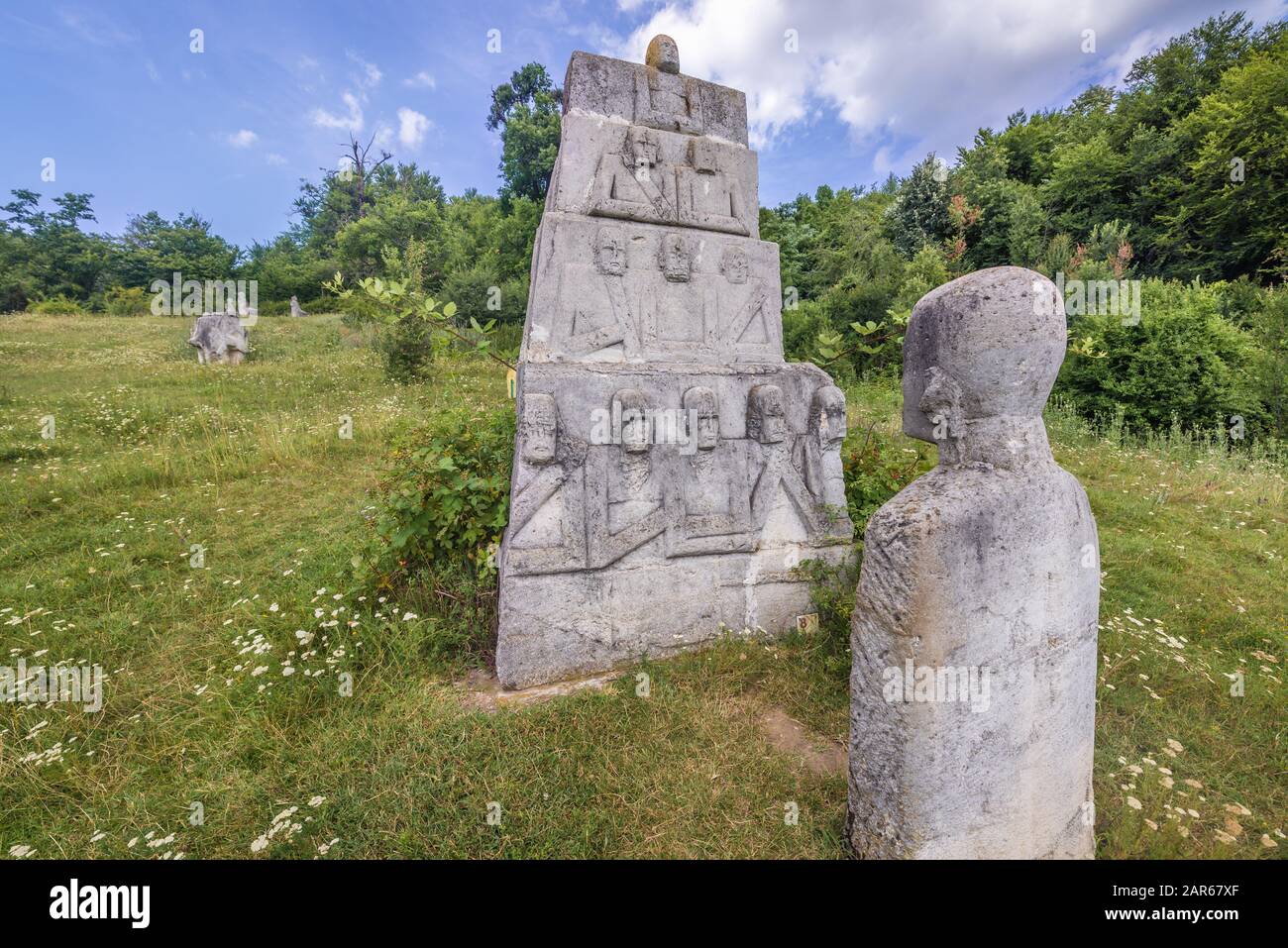 Sculture in pietra lasciate dopo Magura Sculpture Camp - evento che ha avuto luogo durante le estati degli anni 1970-1986 a Magura, Buzau County, Romania Foto Stock