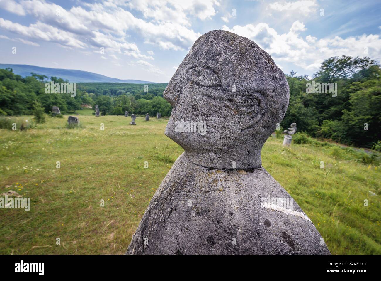 Scultura lasciata dopo Magura Sculpture Camp - evento che ha avuto luogo durante le estati degli anni 1970-1986 a Magura, Buzau County di Romania Foto Stock